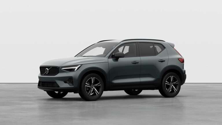 VOLVO XC40 B4 (P) Plus Dark AT7 FWD