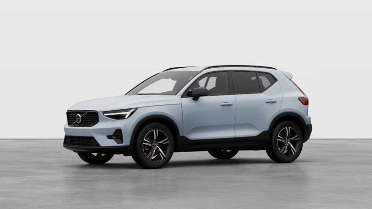VOLVO XC40 B4 (P) Plus Dark AT7 FWD