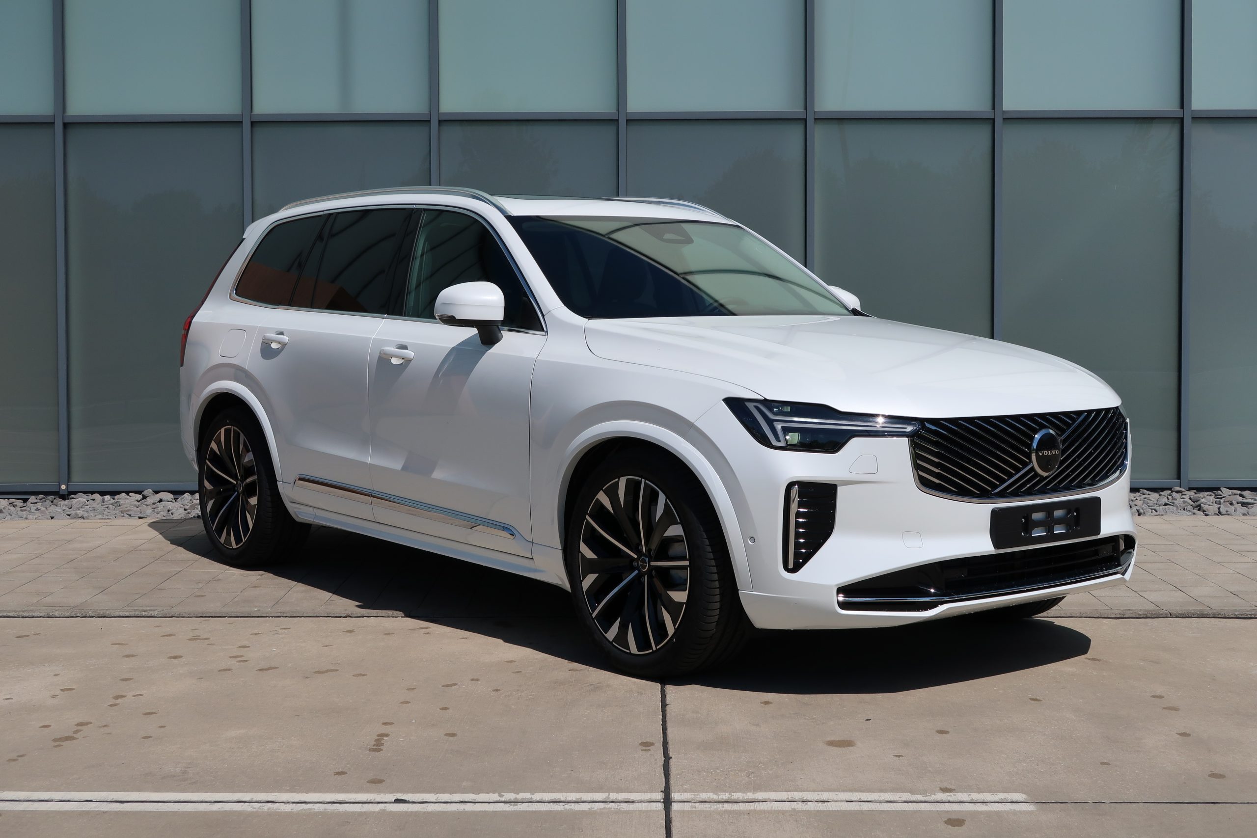 Volvo_26_XC90_white_TOP_AUTO_BRATISLAVA_VOLVO_BORY (2)