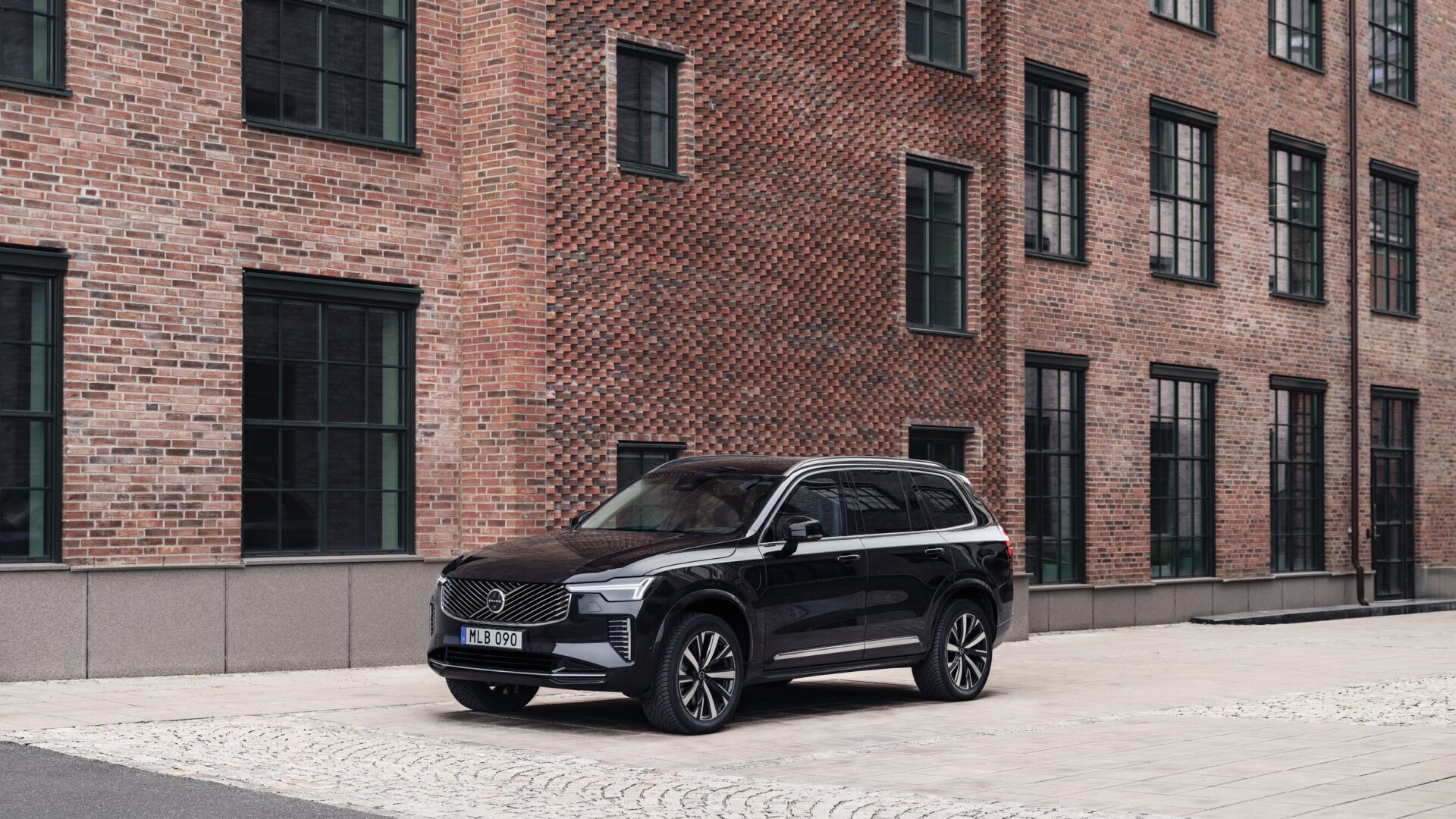 JPG Medium-TIM_1128_XC90_ARMOURED_CAR