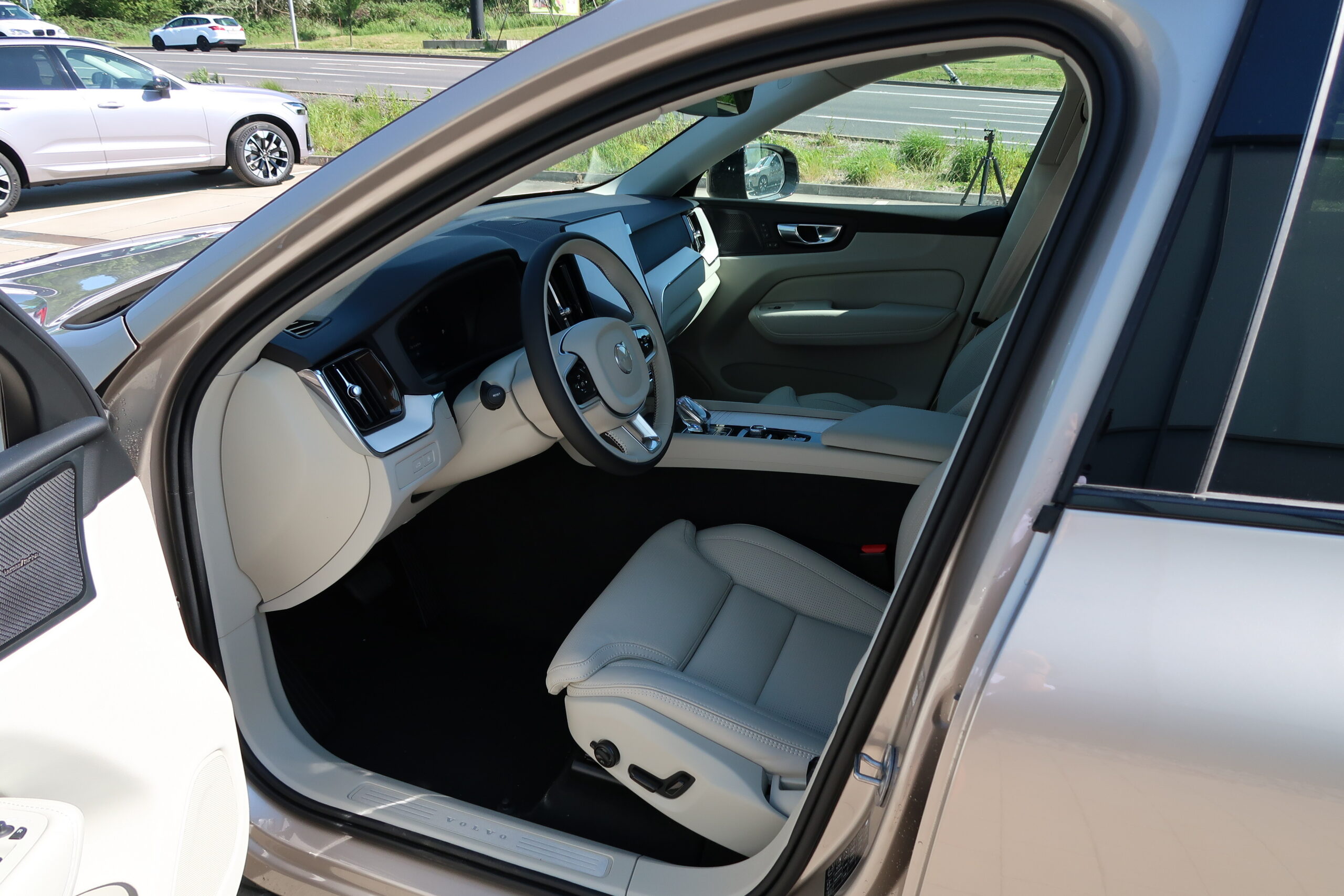 Volvo_XC60_LIGHTBROWN_TOP_AUTO_BRATISLAVA_VOLVOBORY (5)