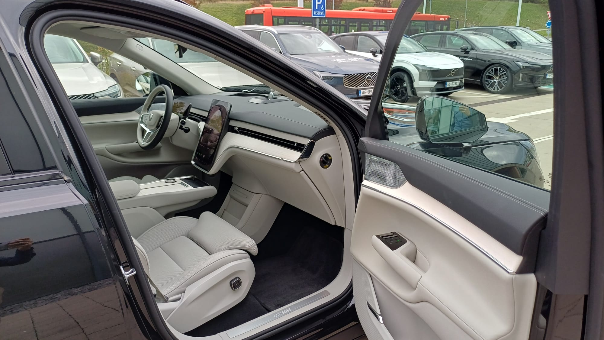 Volvo_EX90_26_Onyx_Black_TOP_AUTO_BRATISLAVA_VOLVOBORY_VOLVOROZNAVSKA_VOLVOBRATISLAVA (8)