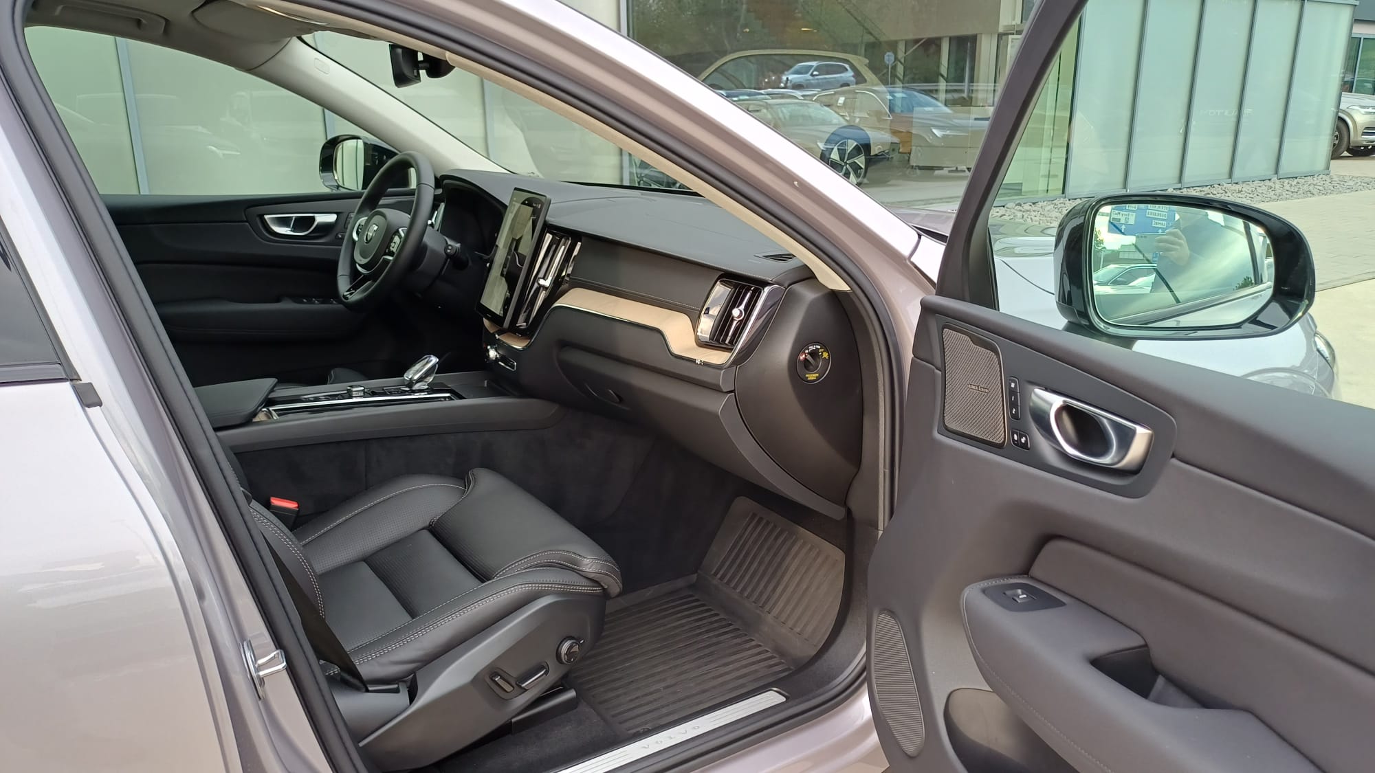 Volvo_XC60_T8_26_Ultra_Aurora_Silver_TOP_AUTO_BRATISLAVA_VOLVOBORY_VOLVOROZNAVSKA (9)